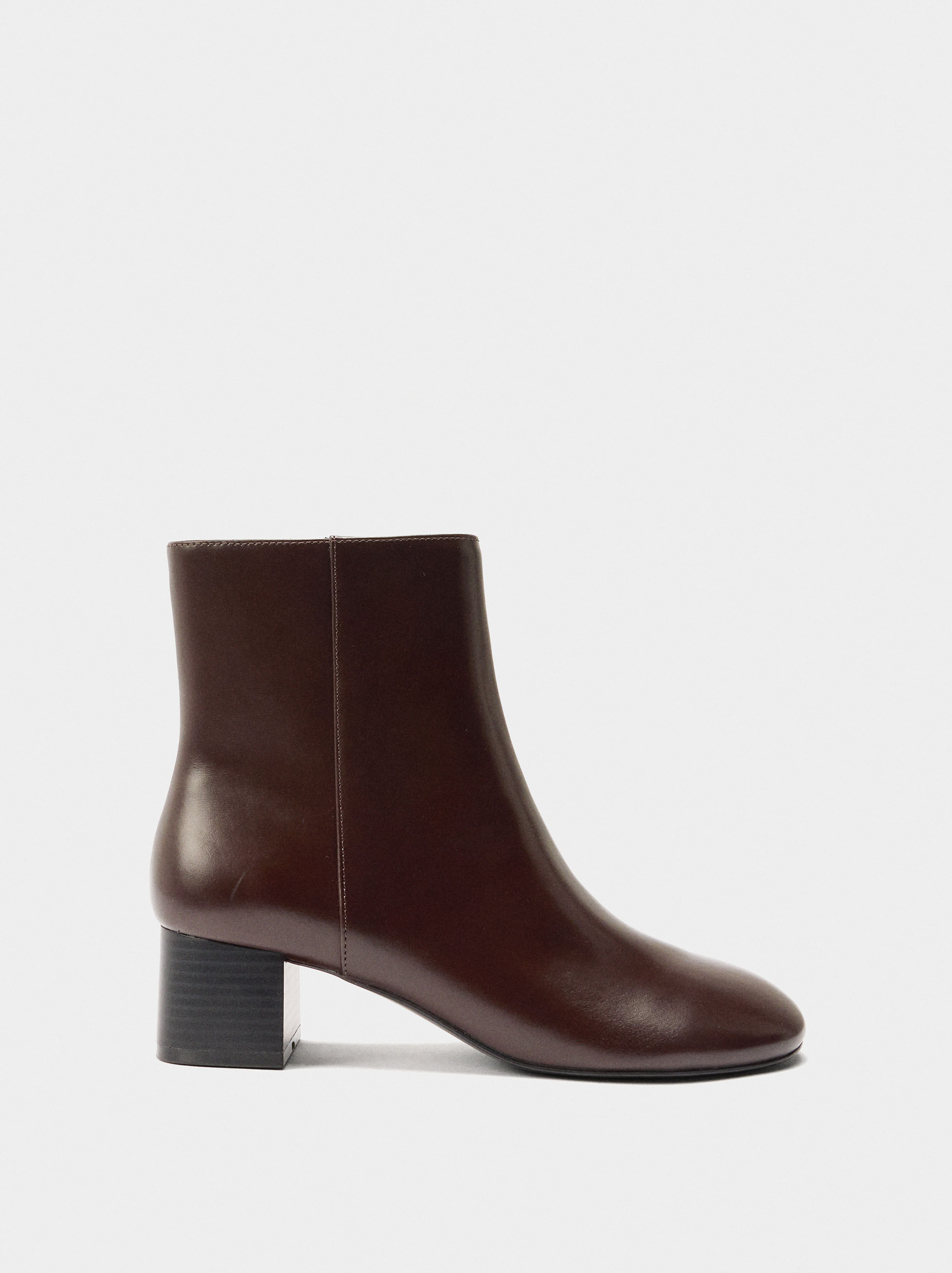 Botines planos de tacón ancho