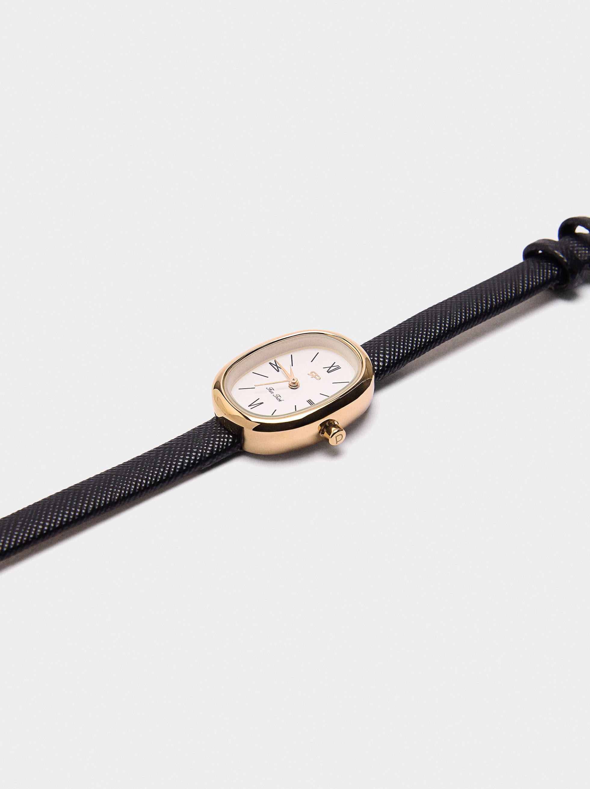 Reloj oval con pulsera de textura