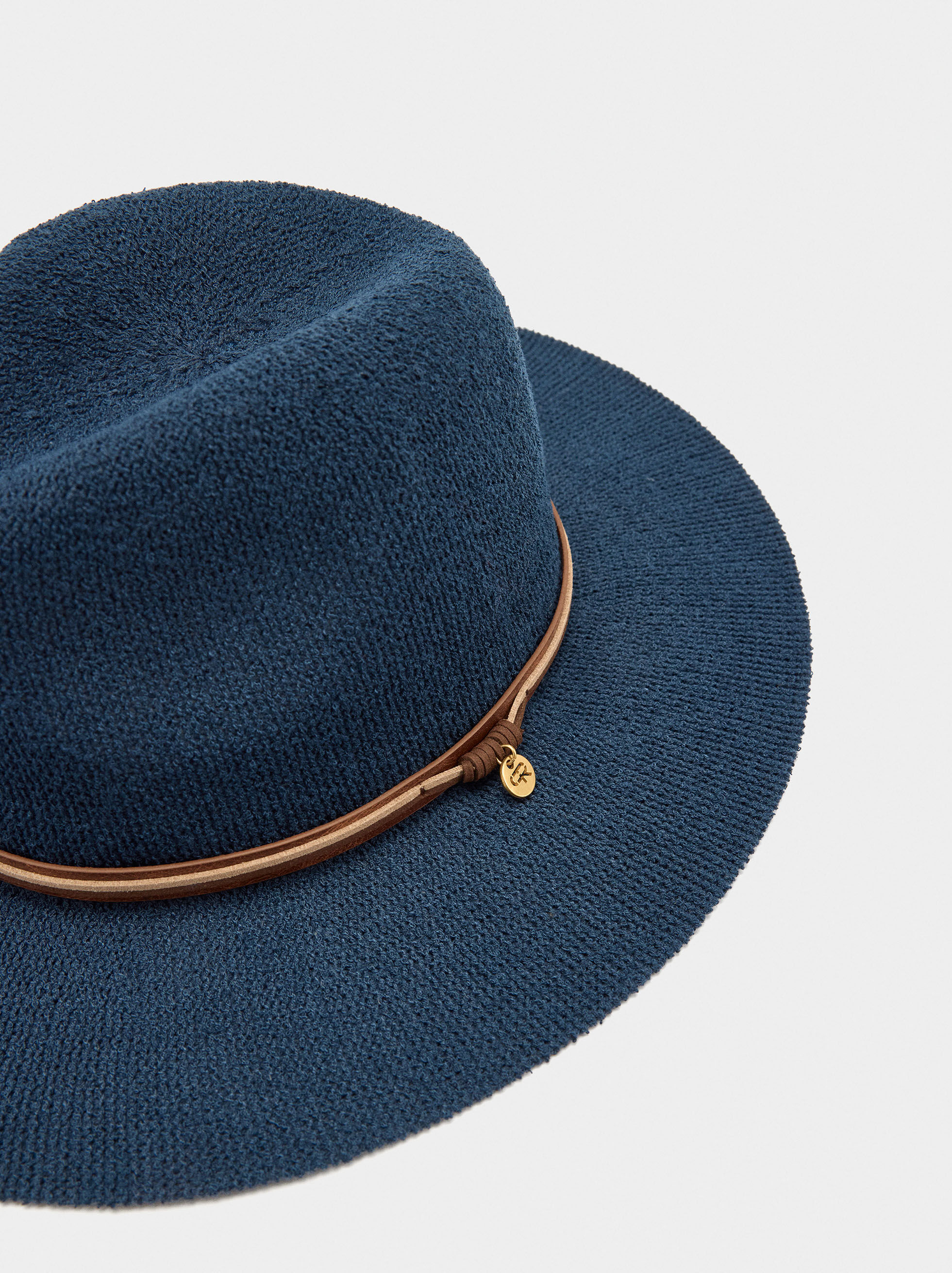 Sombrero de malla con cinturones efecto piel