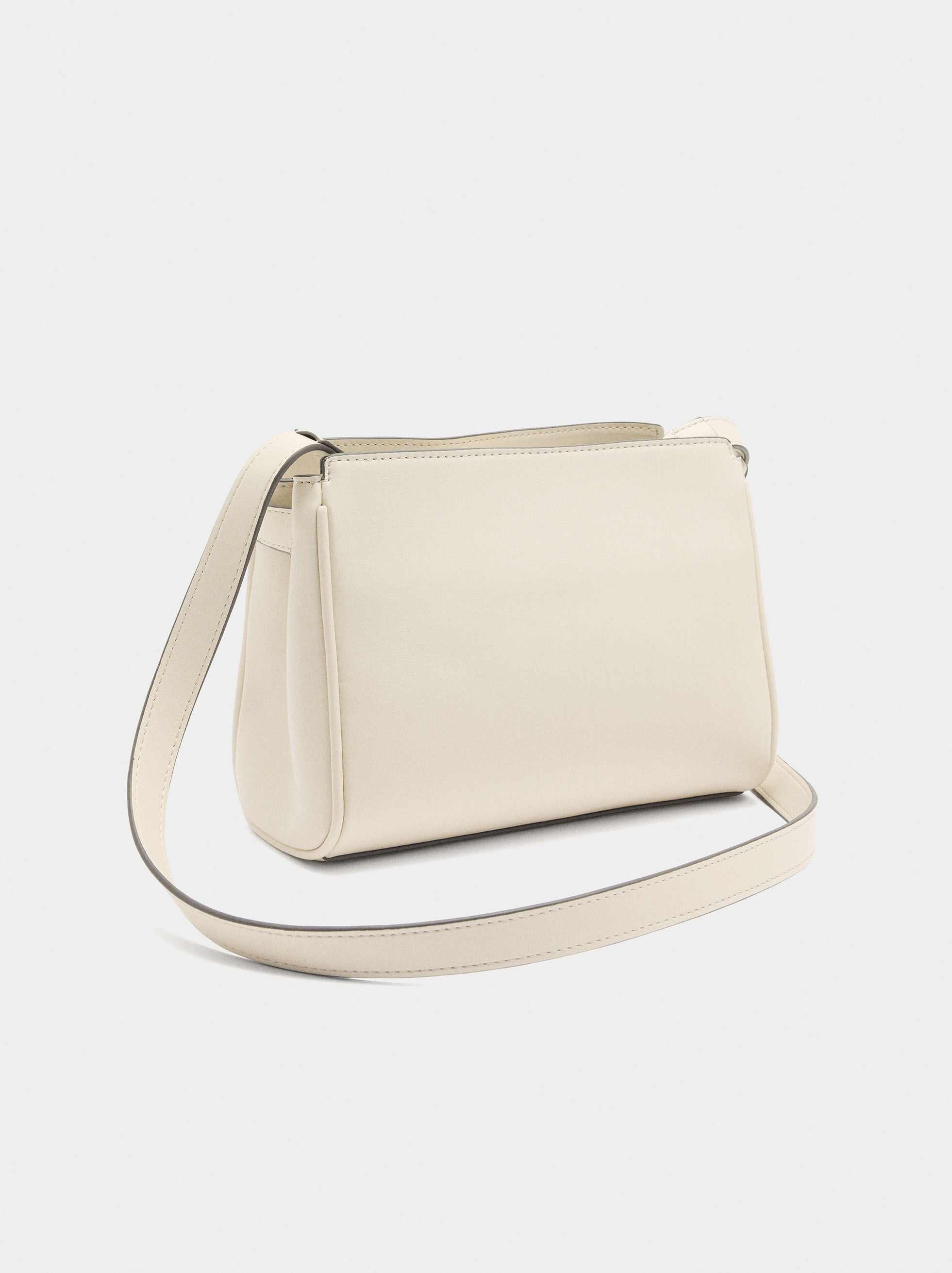 Bolso de hombro con detalle de cinturón