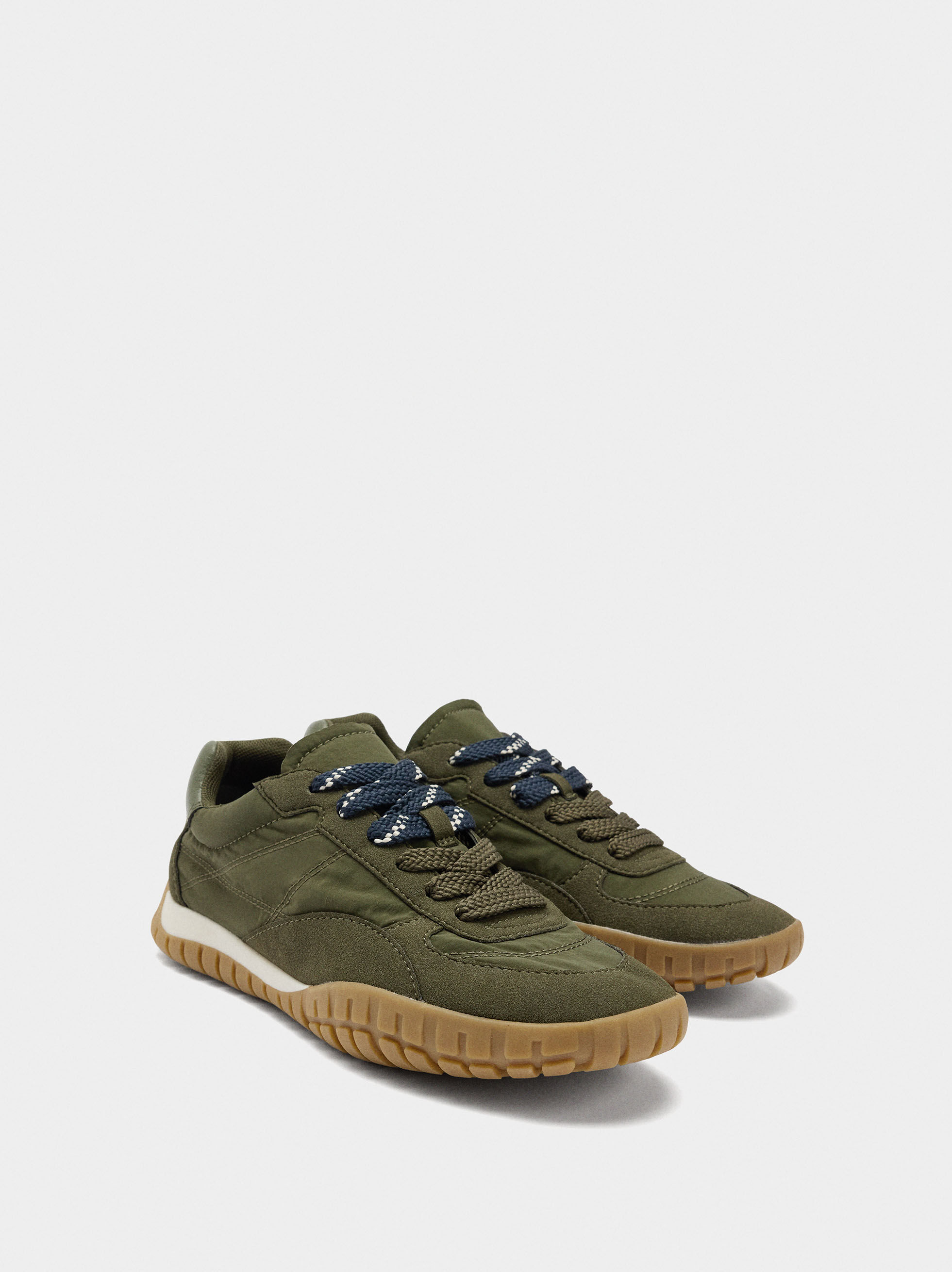 Zapatillas monocromáticas