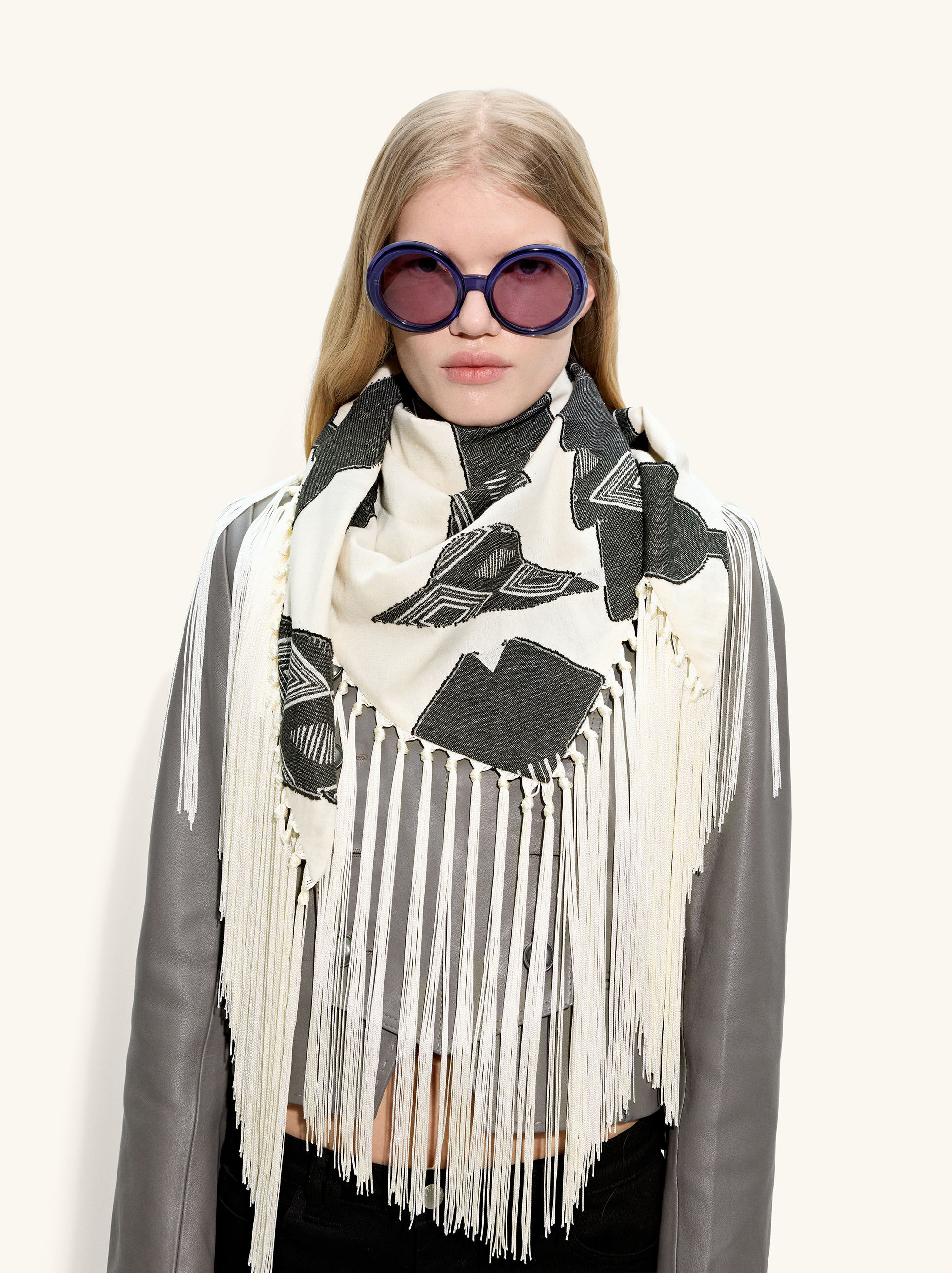 Pañuelo cuadrado jacquard con flecos