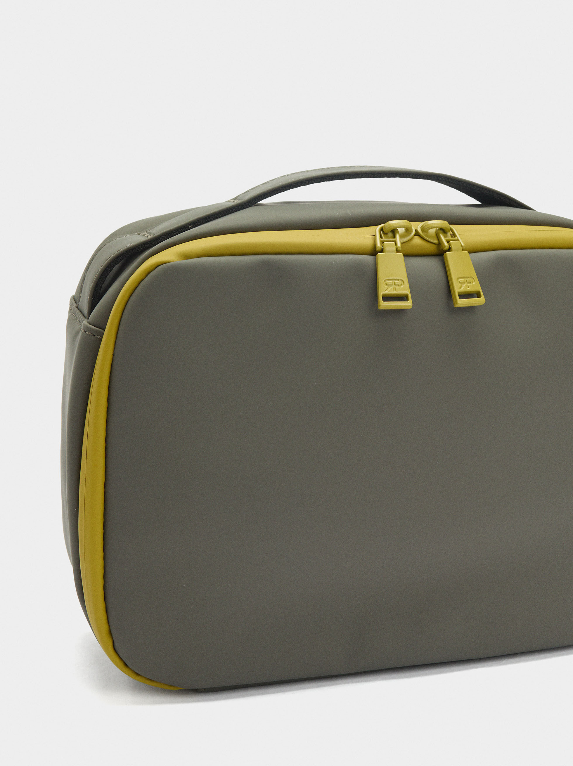 Necessaire liso con contraste