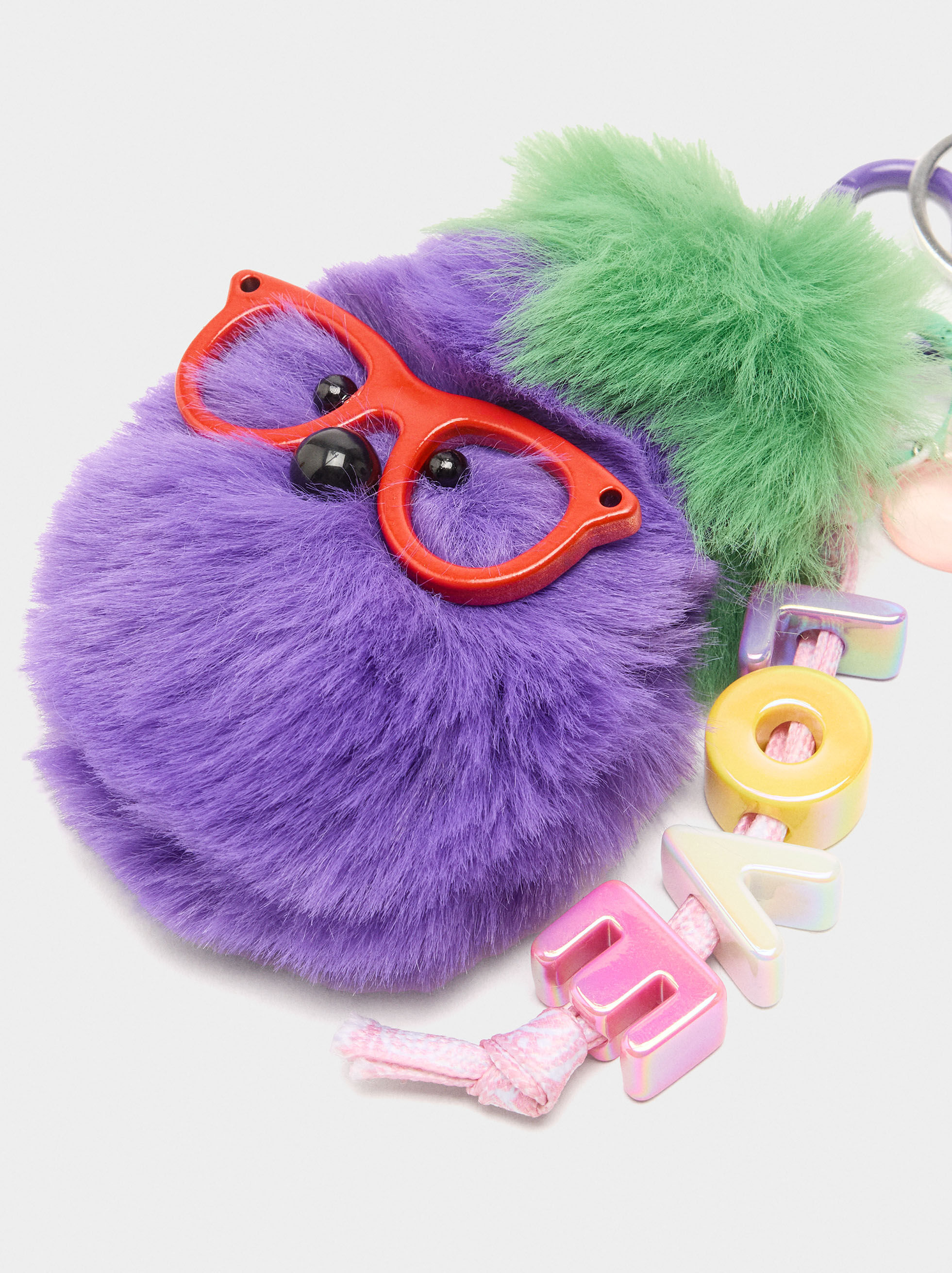 Llavero de pompom con texto LOVE