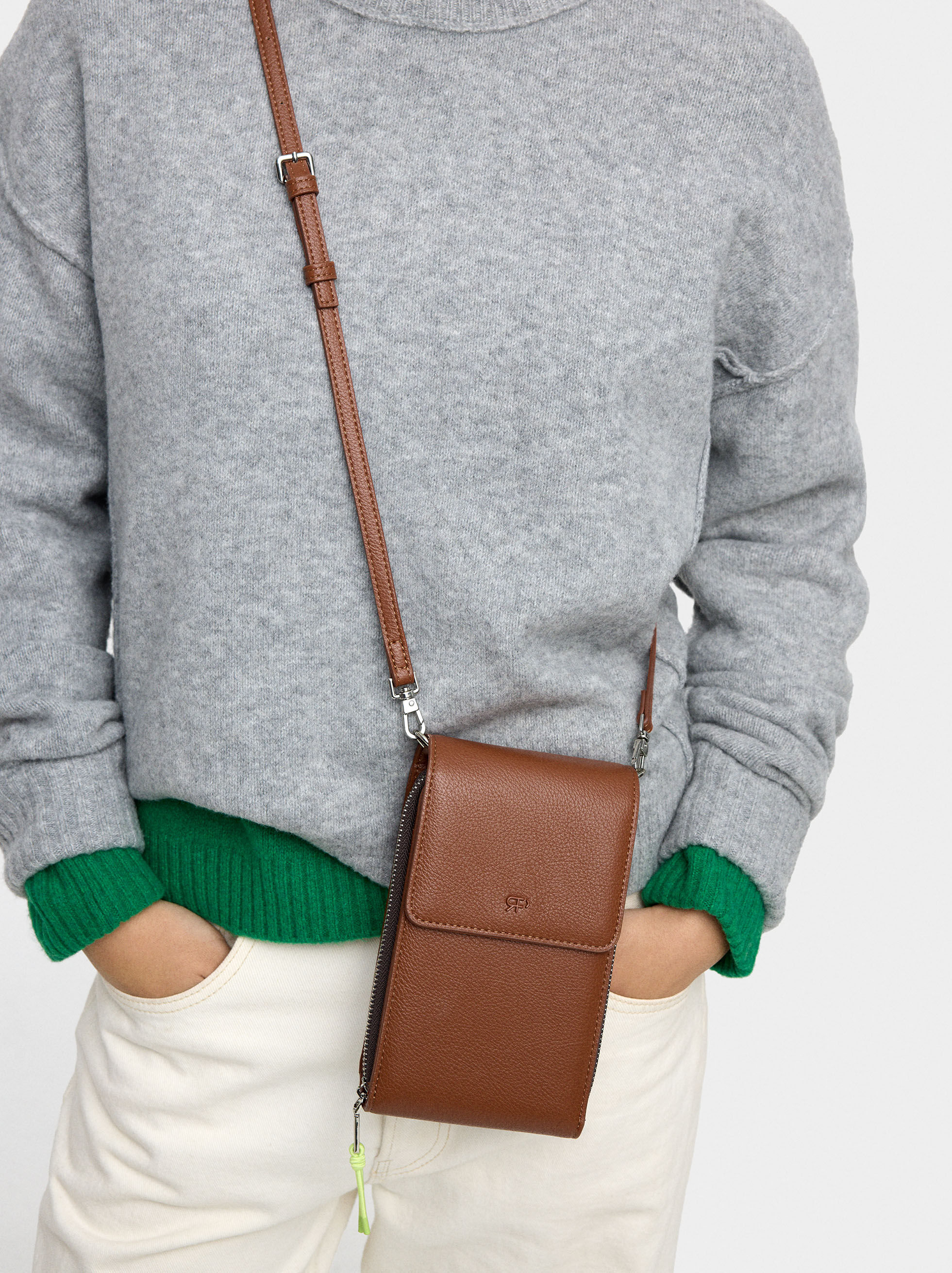 Bolsa para teléfono móvil con textura y solapa
