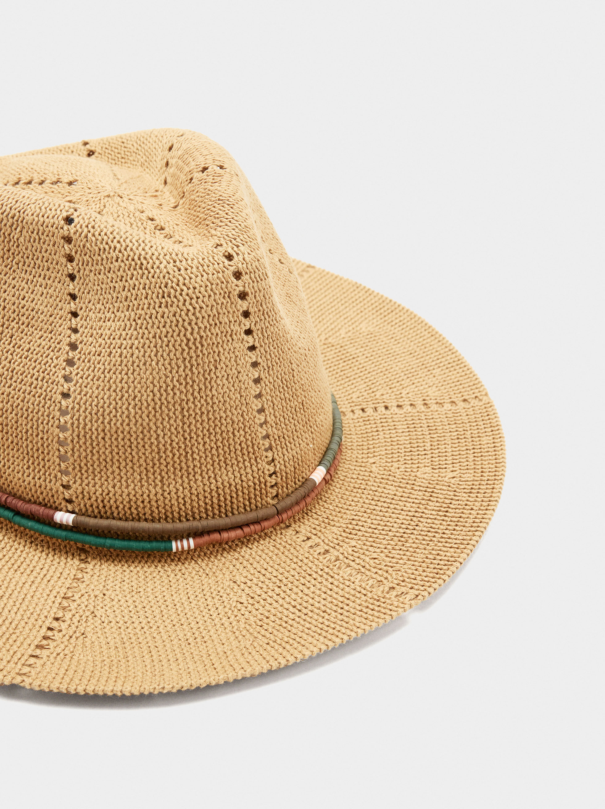 Sombrero de malla con detalles de cuentas