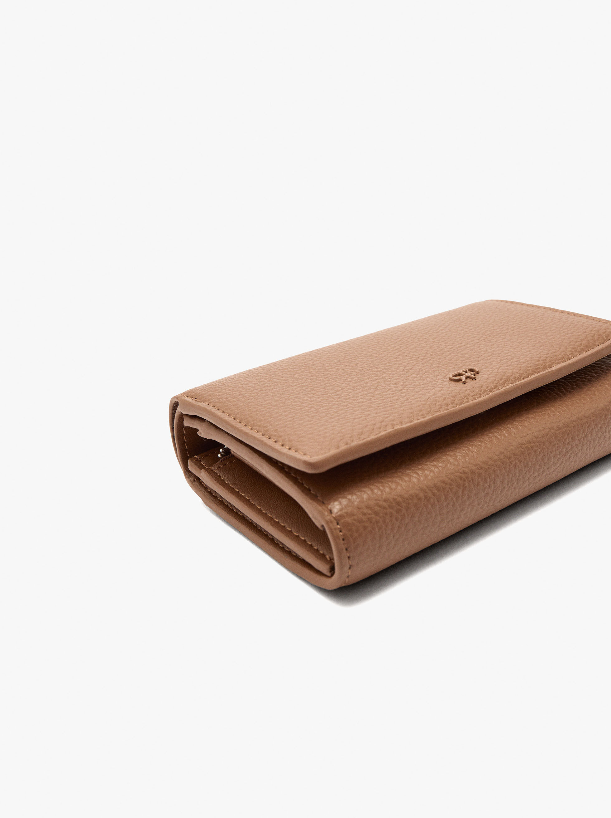Billetera con textura y solapa