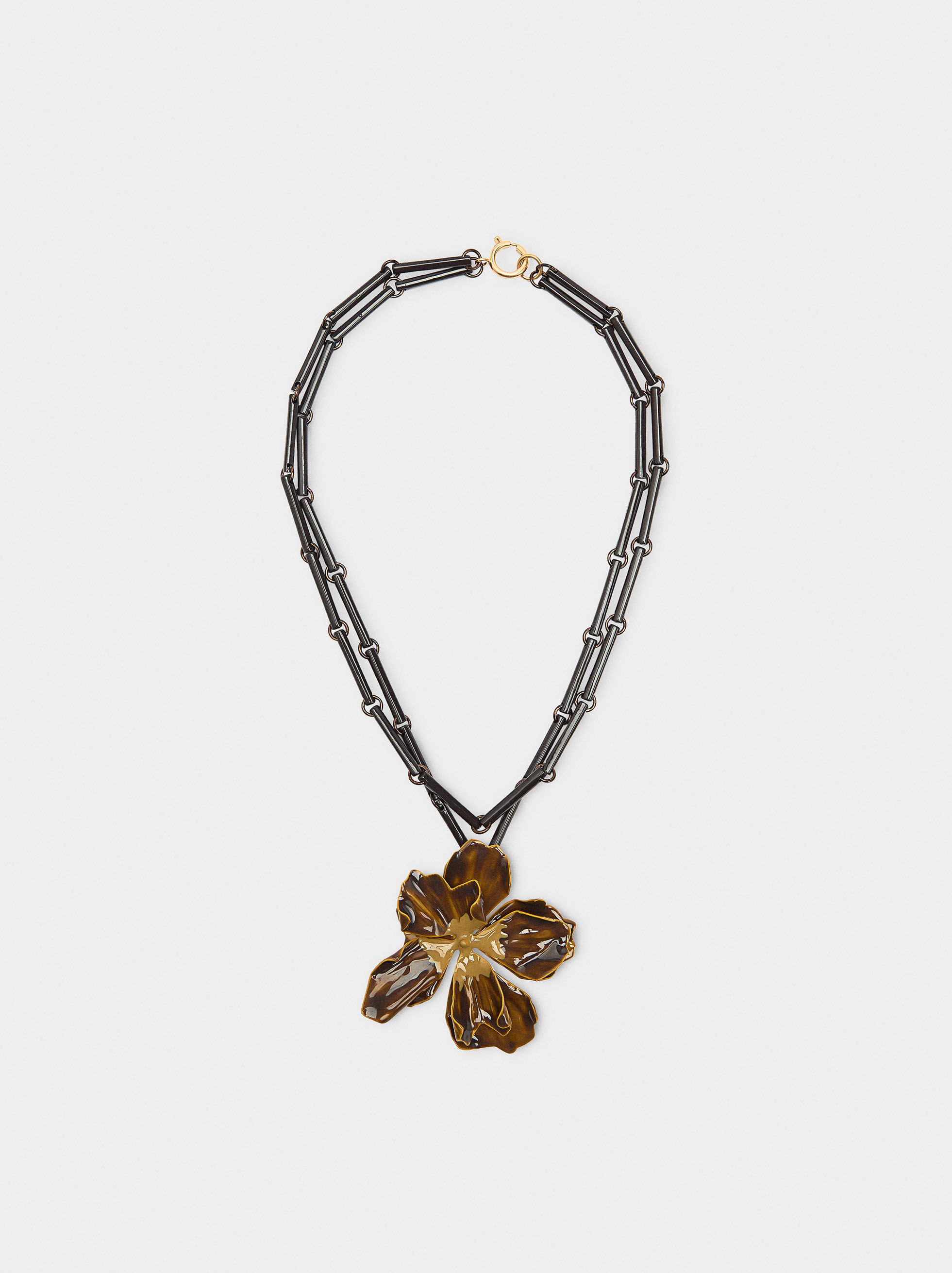 Collar corto doble con flor
