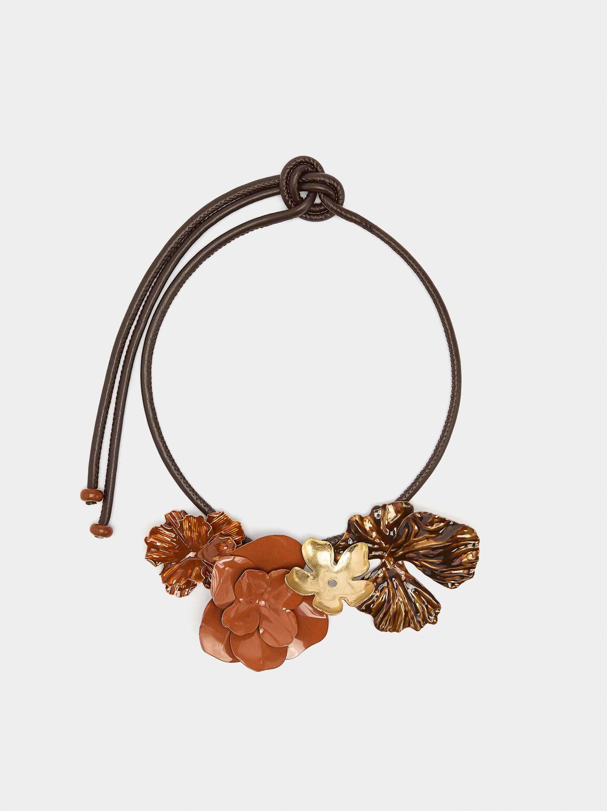 Collar de cordón con flores esmaltadas