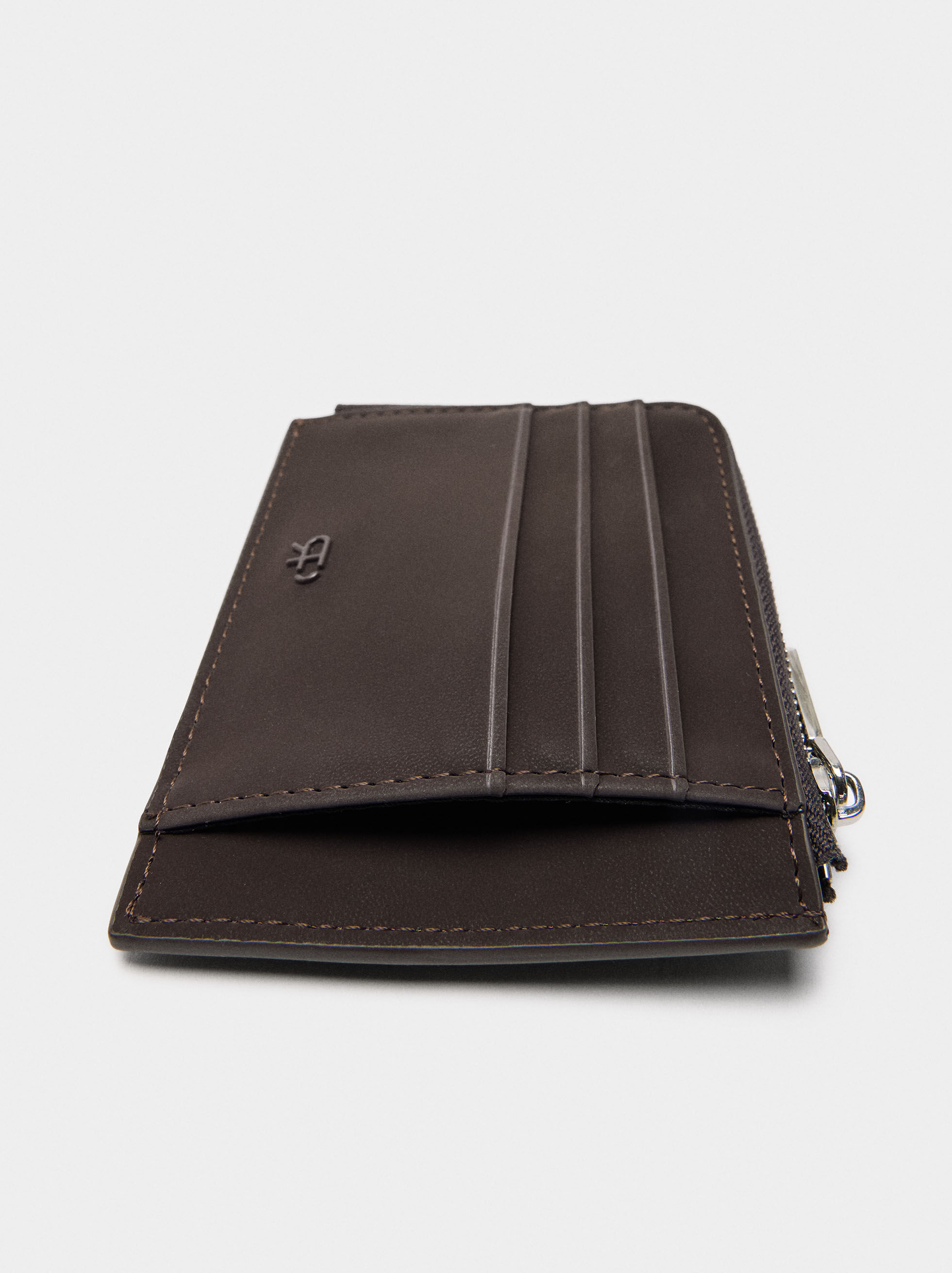 Porta tarjetas con textura suave
