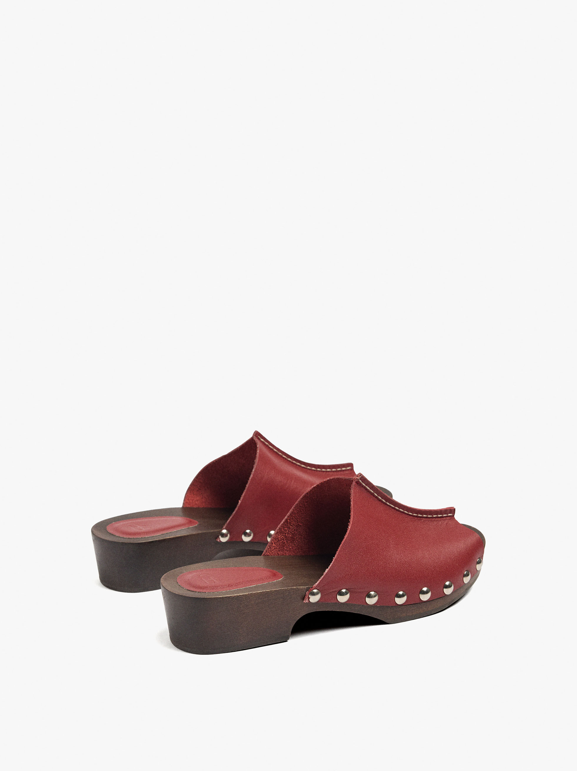 Sandalias de cuero tipo chancletas con tachas