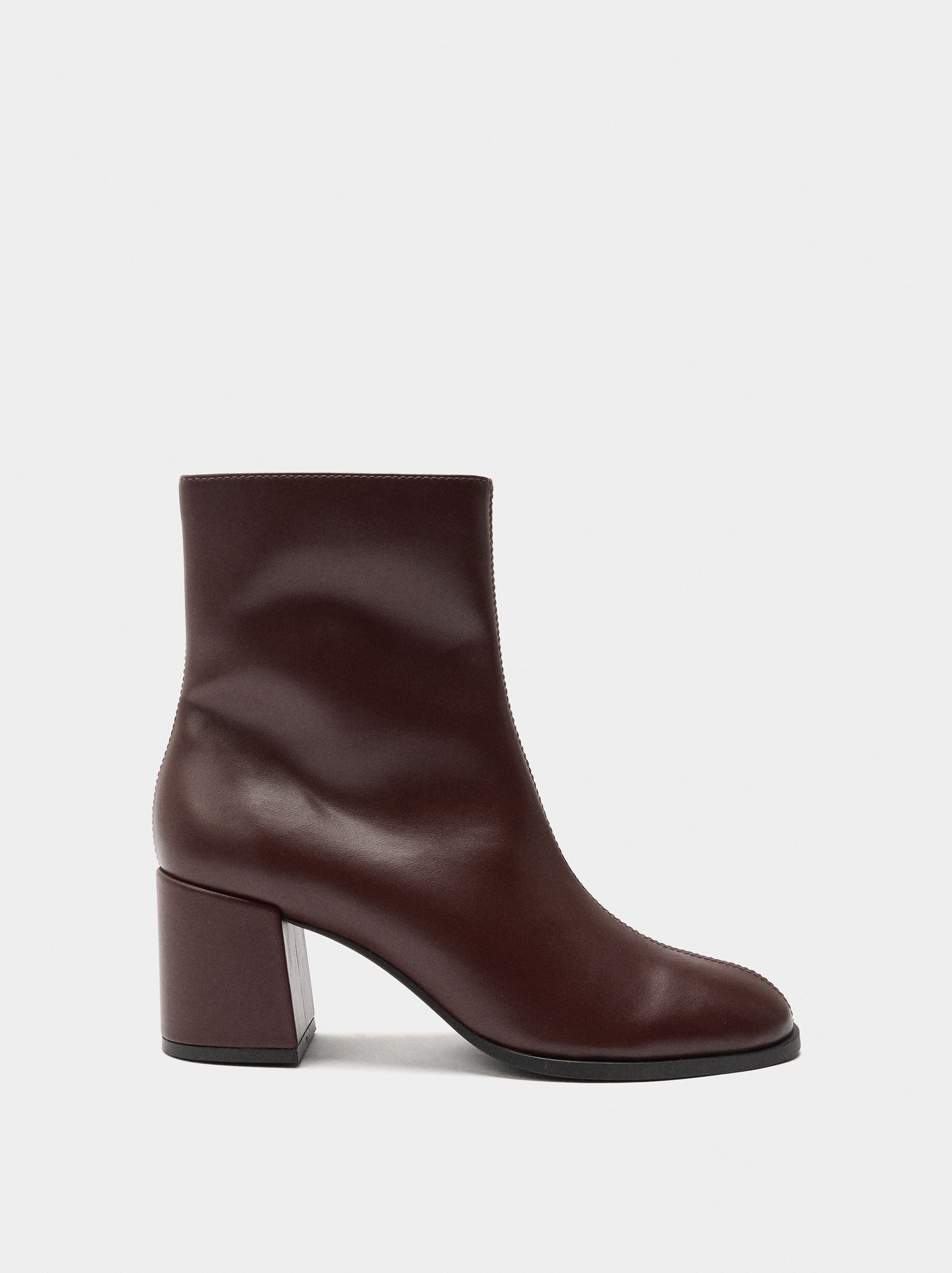 Botines de tacón ancho con puntadas