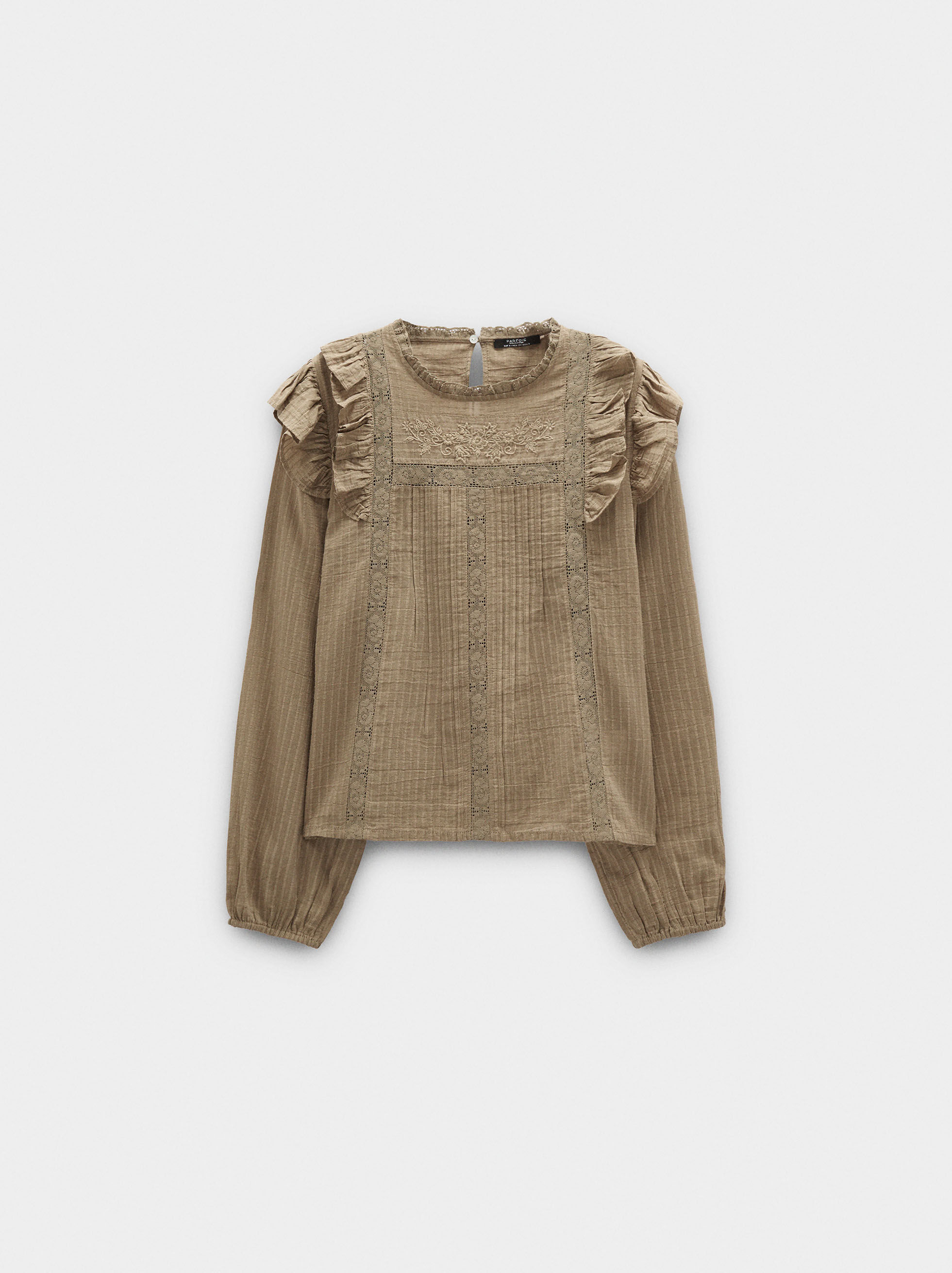 Blusa con bordados y volantes